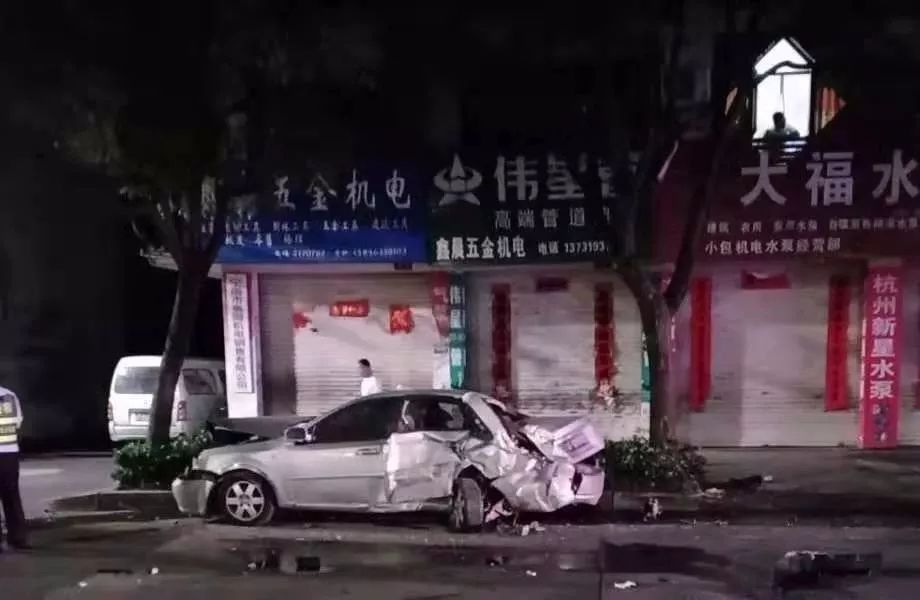 这个安徽女司机闯大祸了！酒驾连撞四车致一人死亡，还想逃跑……