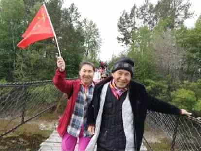 三名老妇人有一个91岁的爸爸，在全国各地旅行是嫉妒的