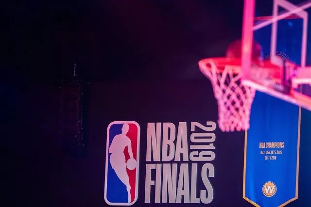 为什么nba没有版权(NBA的版权费是5年前的3倍，它在中国到底怎么赚钱？)