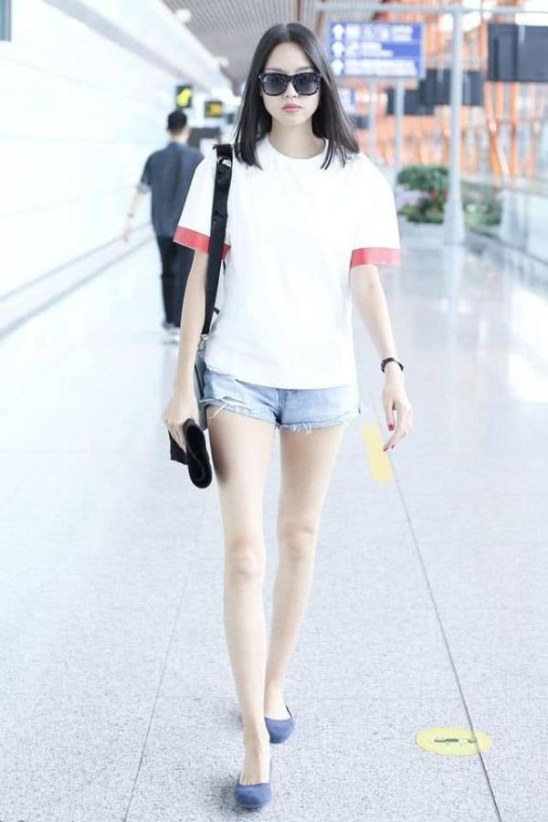 张梓琳秀夏装，一件白色T恤搭牛仔短裤，穿搭再基础气质依旧在