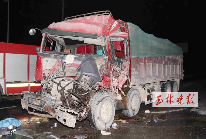 惨烈！玉石公路泥头车追尾大货车，车头变形，司机当场死亡 液压汇 3784