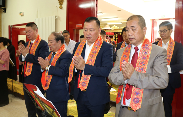法国华侨华人会法华寺举行庆祝开光十九周年法会