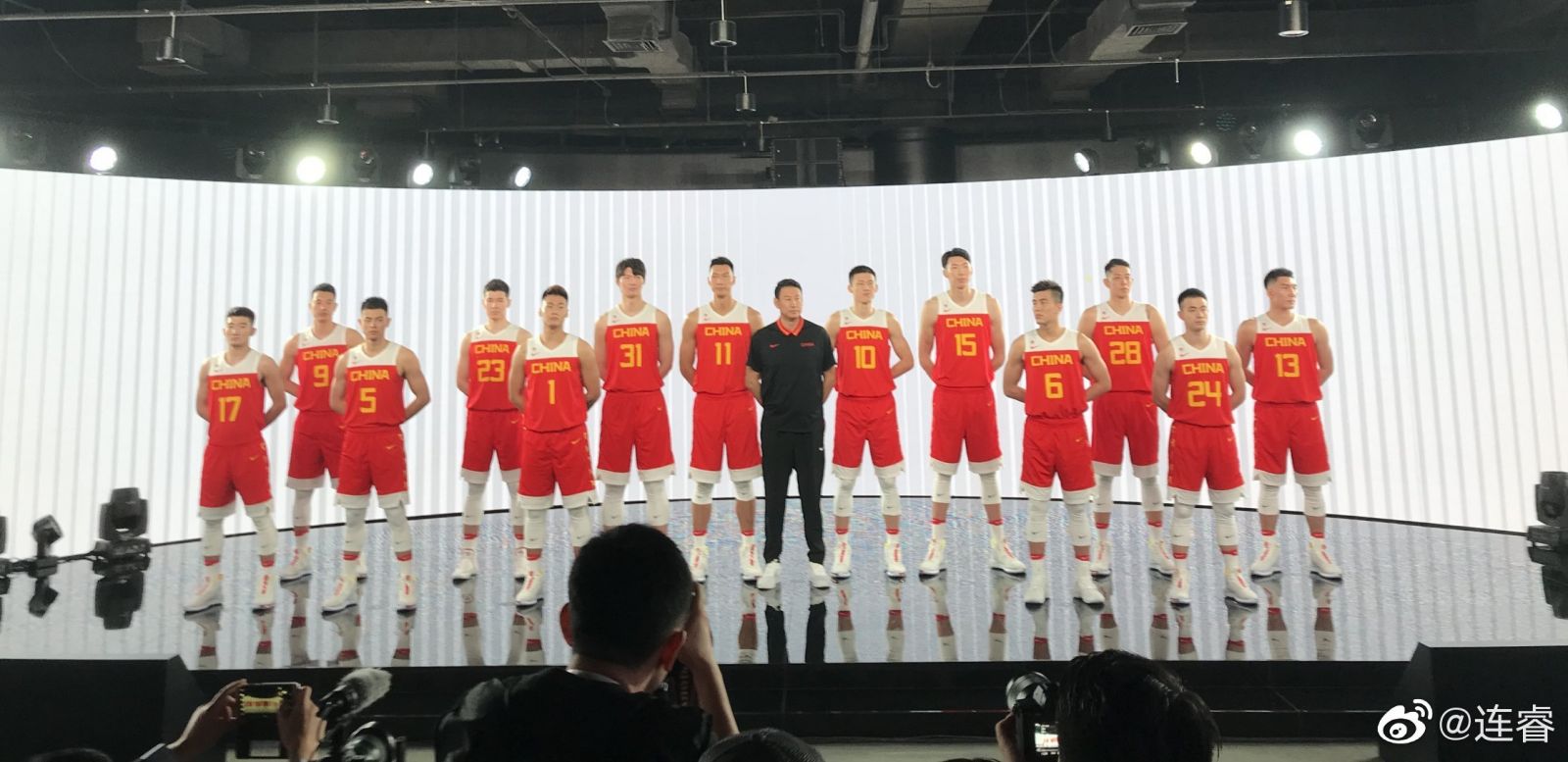 篮球世界杯2019中国队队服(全新战袍！中国男篮身着世界杯新队服亮相)