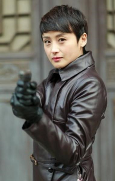 演员傅淼饰演的上官雪是"野山鹰"的宿敌,军统干将,被称为"妖冶有毒的