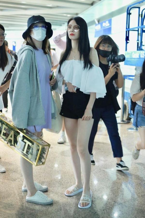 傅菁化身“拖鞋仙女”了？露肩上衣配超短裤已经够抢镜，还这么白