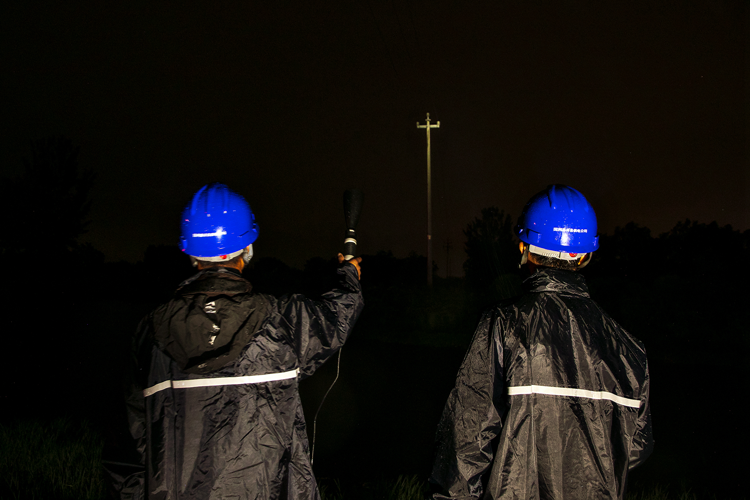 济宁供电公司冒雨抢修线路，恢复受损线路居民用电不摸黑