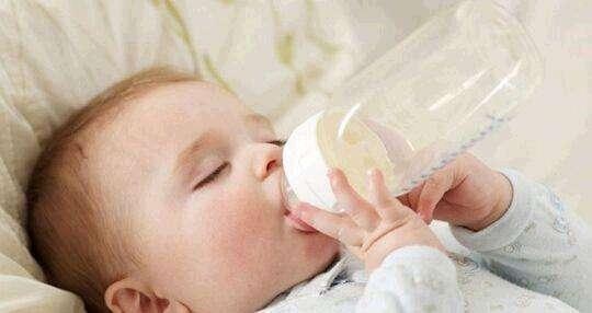 到了年龄，宝宝就该戒掉“奶瓶”了，妈妈早知道早好