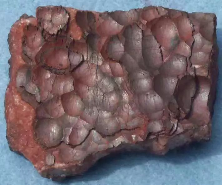 片状或菱面体的晶体形态接触交代作用形成的赤铁矿多为粒状晶形沉积