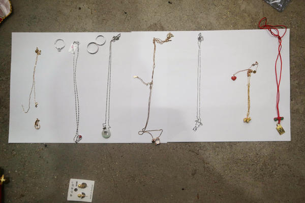 男子驾驶宝马车实施盗窃 车内查获上百种开锁工具
