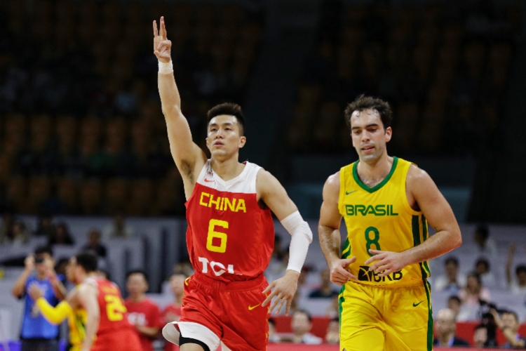 nba热身赛为什么没公牛（热身赛中国男篮6分惜败巴西队，郭艾伦两节20分下半场“哑火”）