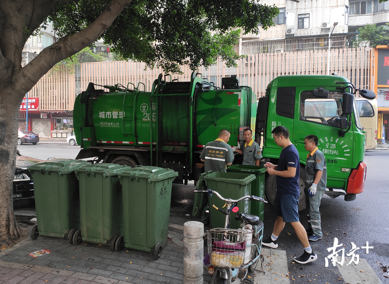 广州垃圾分类后最终有没有混运？我们半夜跟踪了三辆垃圾车