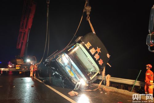 广东一大客车在沈海高速阳江境内高速侧翻 致7死11伤 液压汇 2463