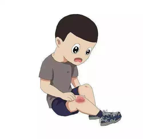 医护人员和我是同行,并且非常熟悉,我们一起先用生理盐水给朋友擦伤的