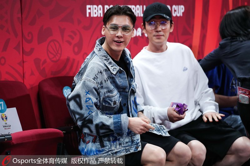 明星世界杯链接(李易峰、朱一龙等众明星场边观战男篮世界杯 为中国队加油)