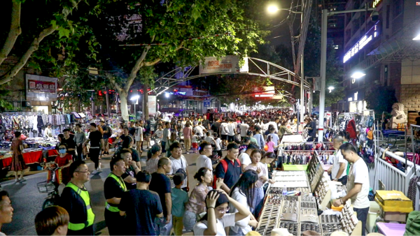 「马云点赞郑州夜经济③」健康路夜市：坚挺17年依然声名远扬