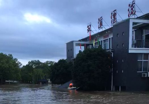 “玲玲”果然是个狠角色！安吉严重积水学校停课一天，余杭鸬鸟房屋倾斜……