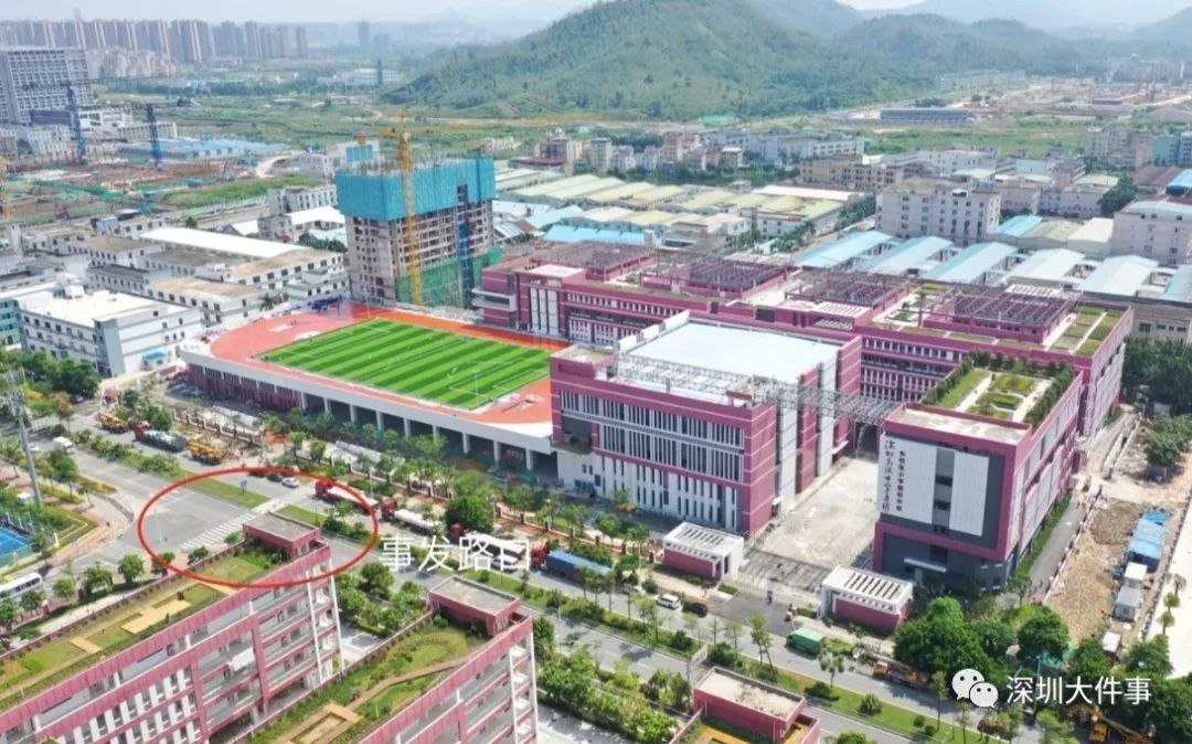 学生斑马线被撞飞,