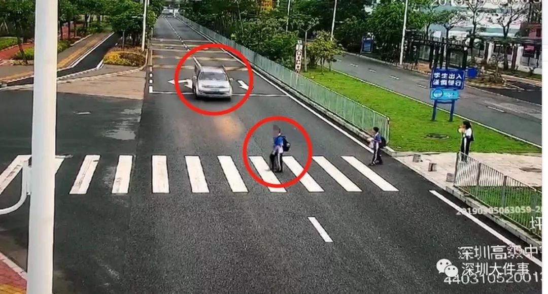 学生斑马线被撞飞,