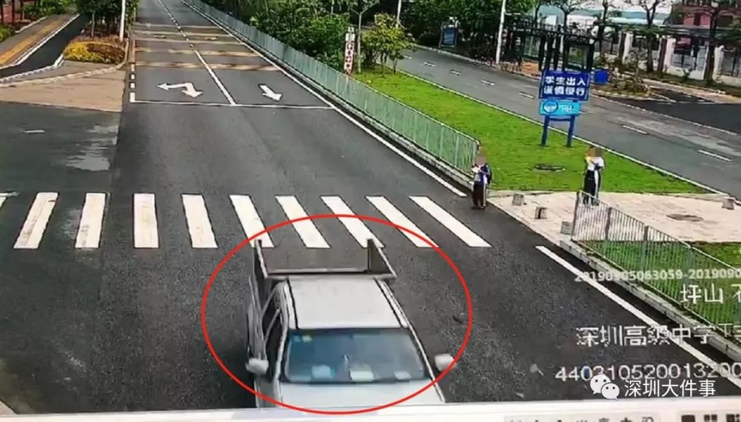 学生斑马线被撞飞,