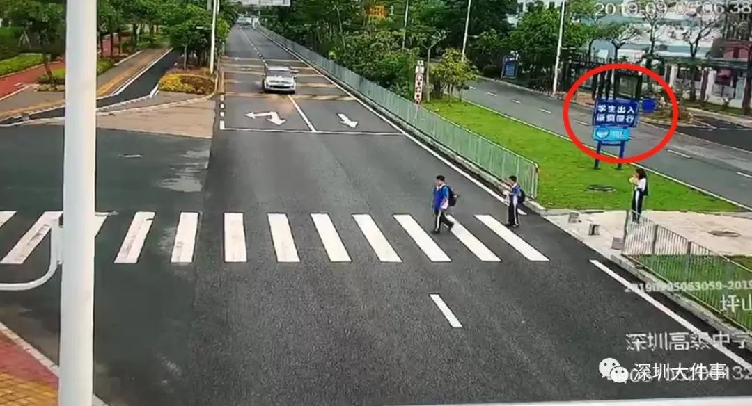 学生斑马线被撞飞,