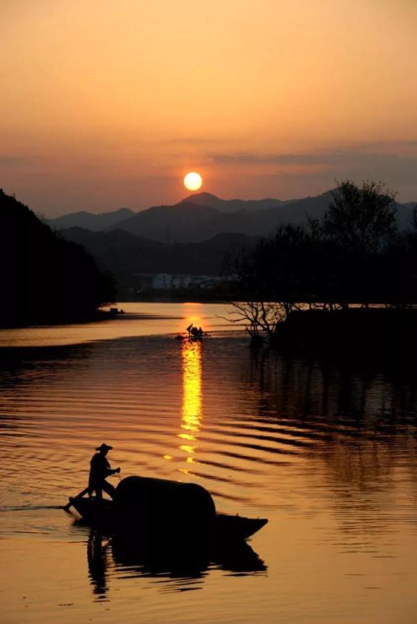 今日白露，露从今夜白，伊人在水边