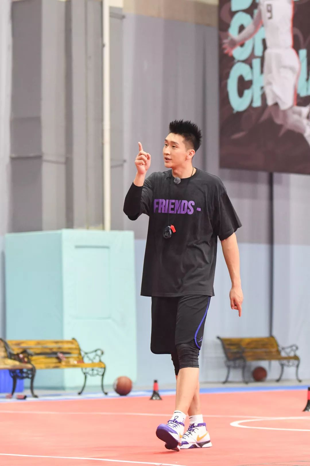 孙悦也爱倒钩?白敬亭上脚经典aj6黑红