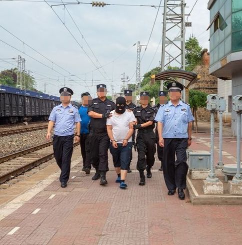 家里有马龙骑要打死吗（14岁少年杀害舍友逃亡，警方19年不懈追凶，最终揭开案件真相……）