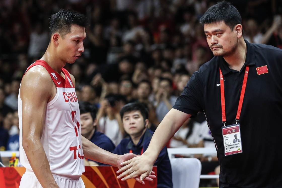 为什么nba中国赛被骂(节奏差，犯规随意，运球太多……中国男篮这些毛病哪来的)