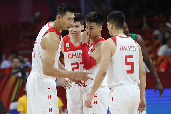 为什么nba中国赛被骂(节奏差，犯规随意，运球太多……中国男篮这些毛病哪来的)