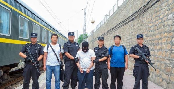 家里有马龙骑要打死吗（14岁少年杀害舍友逃亡，警方19年不懈追凶，最终揭开案件真相……）