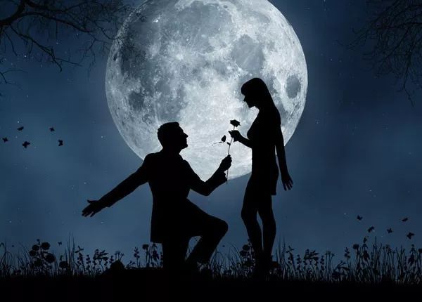 月如金盘,像是触手可及,手可揽月摘星辰之感在这里表现的淋漓尽致