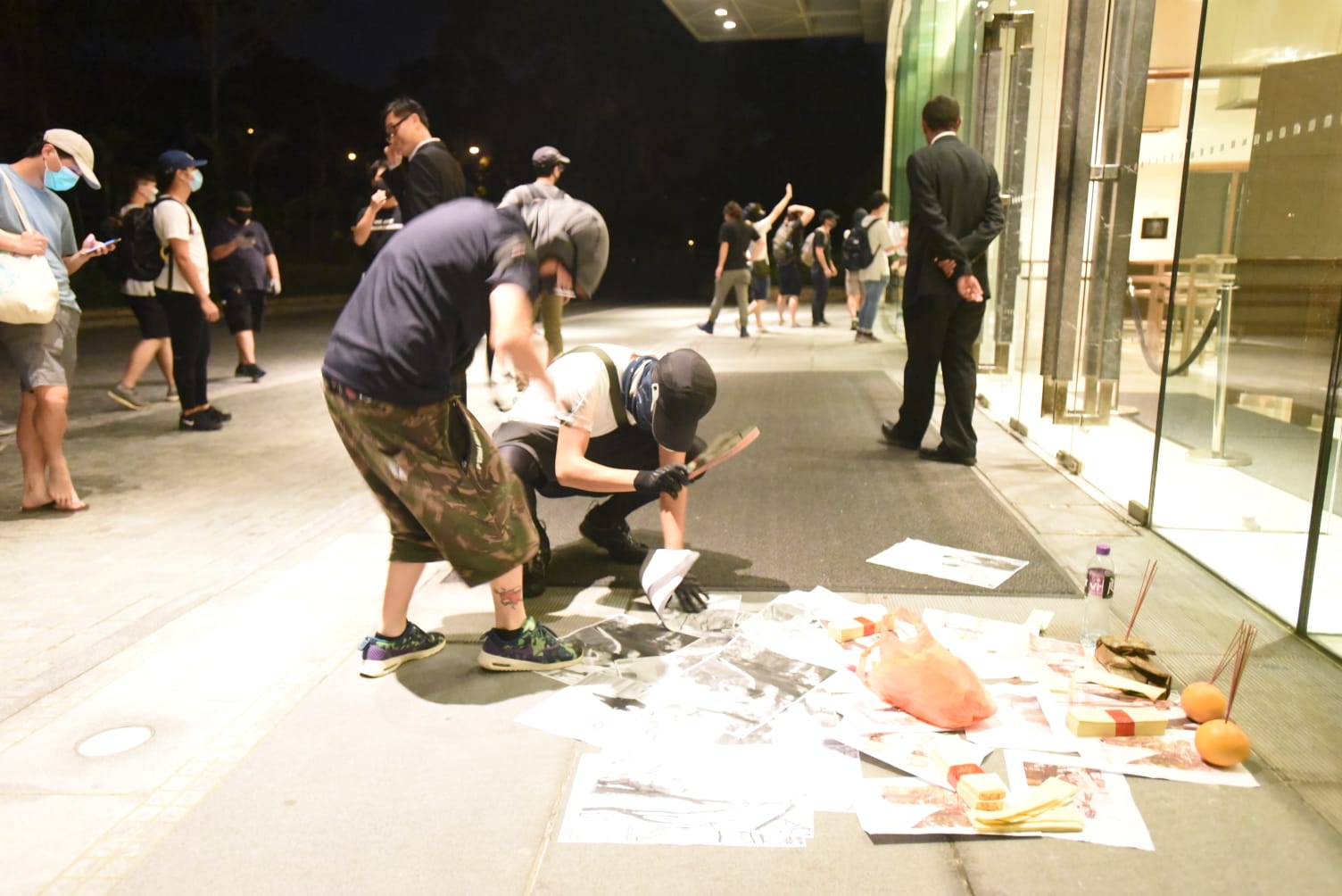 又要闹事(又有闹事者到警员婚宴撒纸钱，港警中秋夜拘捕5人)