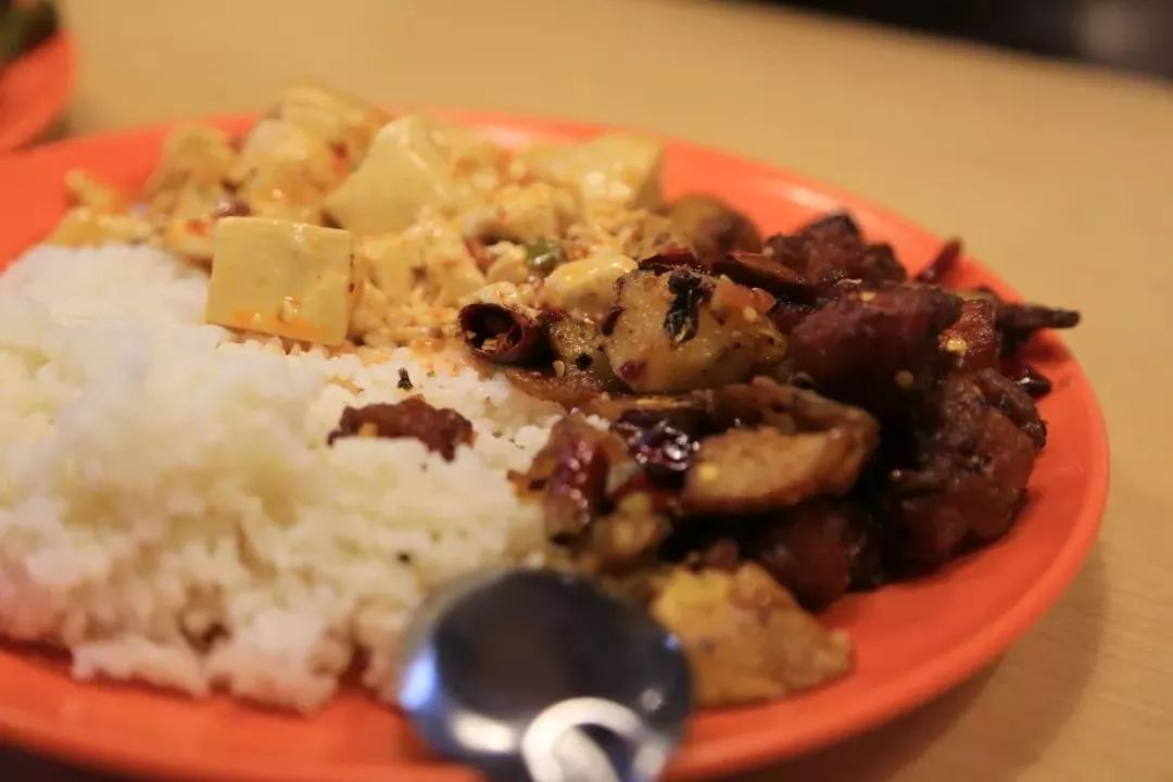 “一人食餐位”你就羡慕？看完四川高校的食堂你岂不是要羡慕哭......