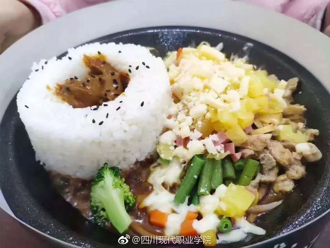 “一人食餐位”你就羡慕？看完四川高校的食堂你岂不是要羡慕哭......