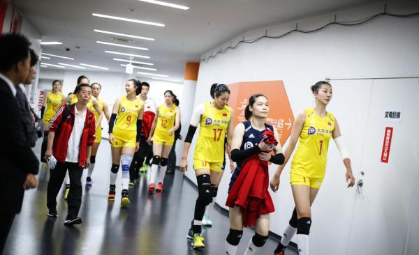 五战全胜一局没丢！中国女排3-0日本，结束世界杯第一阶段