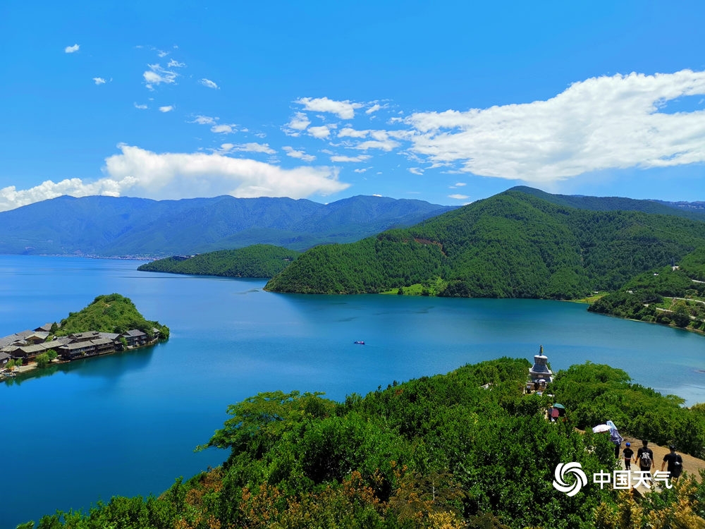 蓝的纯粹 泸沽湖水天一色处处皆风景