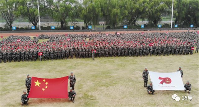 漯河医学高等专科学校开学第一课——我和国旗合个影｜教育