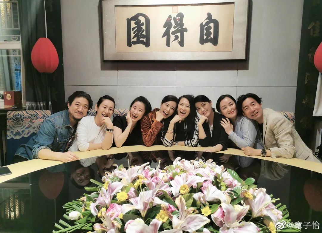 章子怡晒同学聚会照片：中戏96级的姑娘们，太牛了