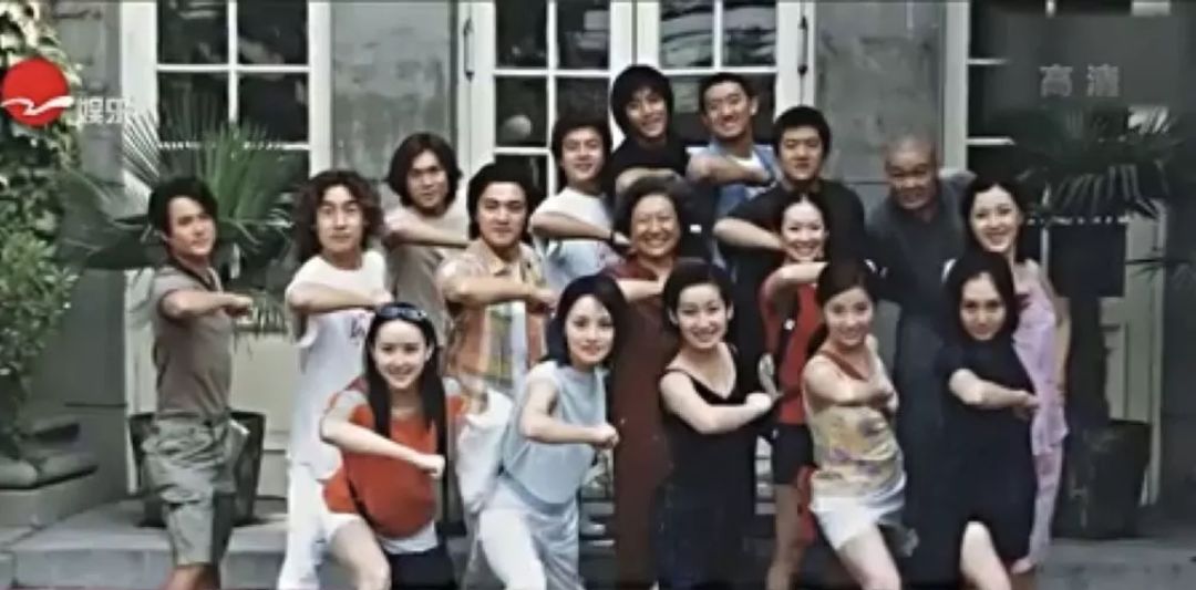 章子怡晒同学聚会照片：中戏96级的姑娘们，太牛了