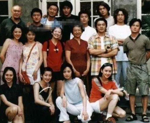 章子怡晒同学聚会照片：中戏96级的姑娘们，太牛了