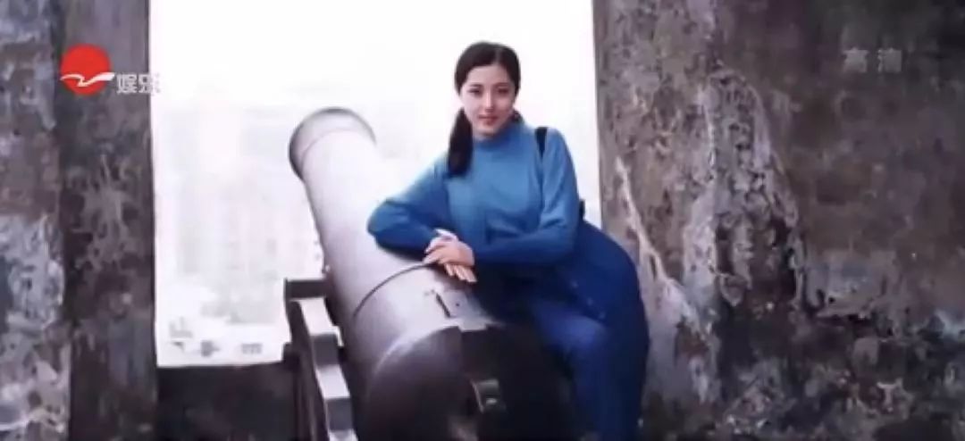 章子怡晒同学聚会照片：中戏96级的姑娘们，太牛了