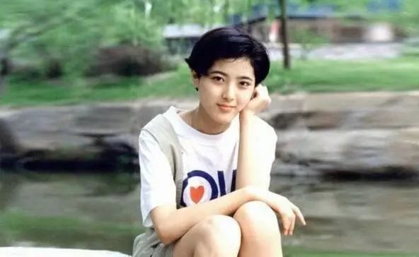 章子怡晒同学聚会照片：中戏96级的姑娘们，太牛了