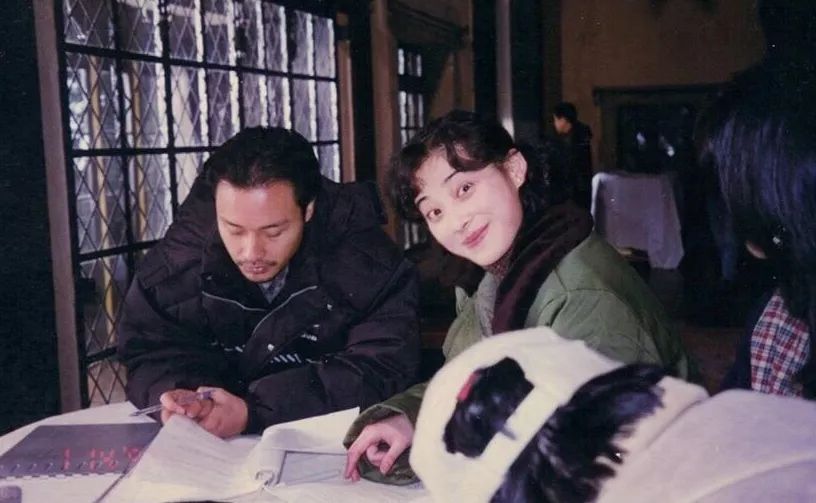 章子怡晒同学聚会照片：中戏96级的姑娘们，太牛了