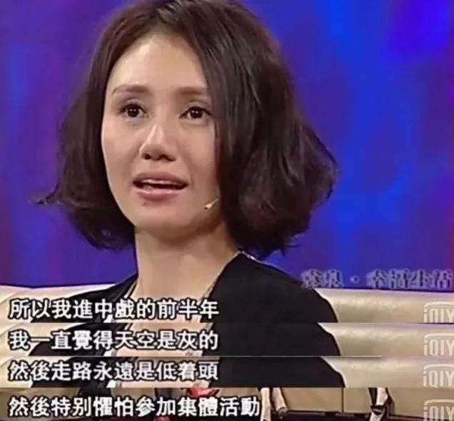 章子怡晒同学聚会照片：中戏96级的姑娘们，太牛了