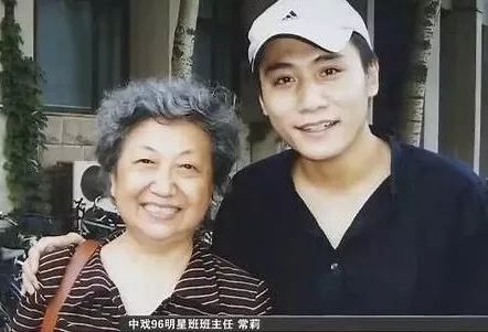 章子怡晒同学聚会照片：中戏96级的姑娘们，太牛了