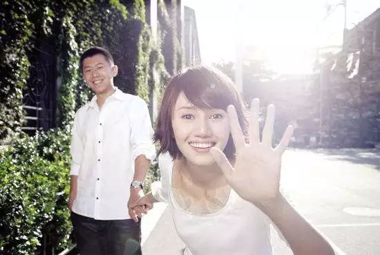 章子怡晒同学聚会照片：中戏96级的姑娘们，太牛了