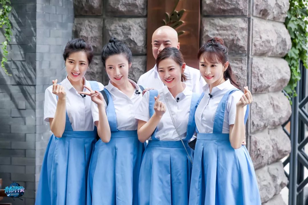章子怡晒同学聚会照片：中戏96级的姑娘们，太牛了