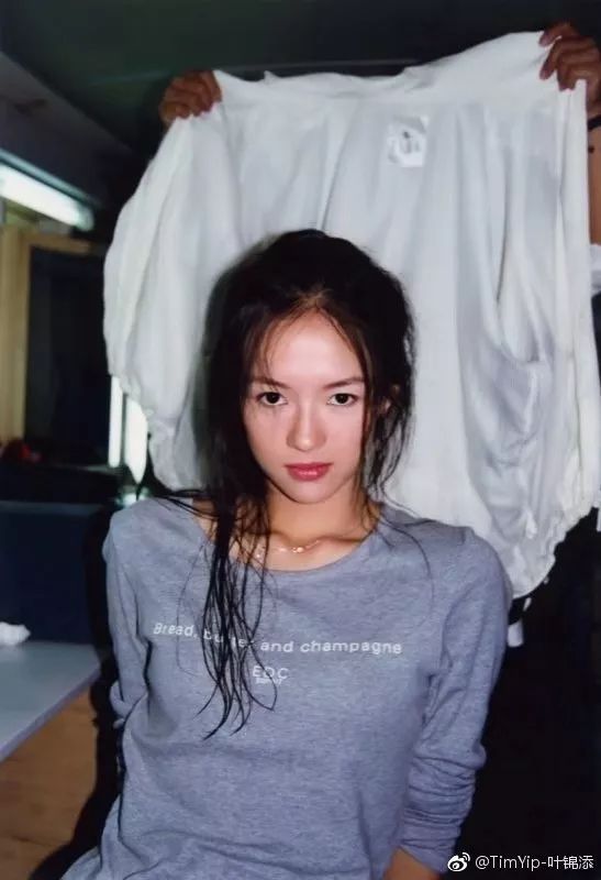 章子怡晒同学聚会照片：中戏96级的姑娘们，太牛了