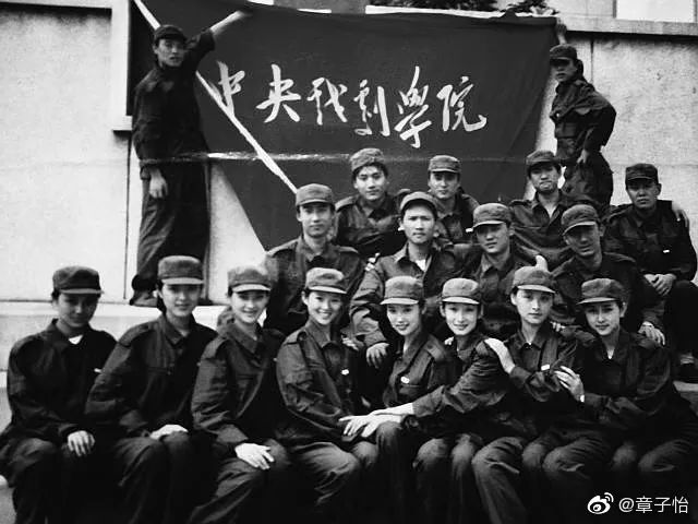 章子怡晒同学聚会照片：中戏96级的姑娘们，太牛了