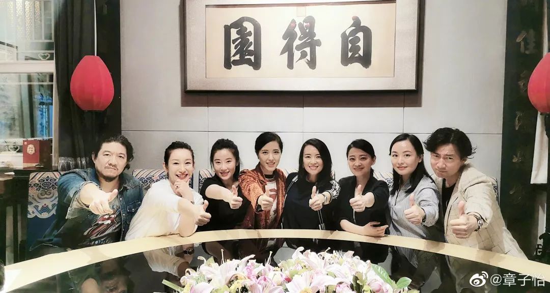 章子怡晒同学聚会照片：中戏96级的姑娘们，太牛了